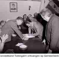 <strong>Toneelgroep Torengalm ontvangen op gemeentehuis - 1978 </strong><br>1978 ©Herzele in Beeld<br><br><a href='https://www.herzeleinbeeld.be/Foto/2703/Toneelgroep-Torengalm-ontvangen-op-gemeentehuis---1978-'><u>Meer info over de foto</u></a>