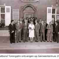 <strong>Toneelgroep Torengalm ontvangen op gemeentehuis - 1978</strong><br>1978 ©Herzele in Beeld<br><br><a href='https://www.herzeleinbeeld.be/Foto/2704/Toneelgroep-Torengalm-ontvangen-op-gemeentehuis---1978'><u>Meer info over de foto</u></a>