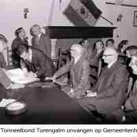 <strong>Toneelgroep Torengalm ontvangen op gemeentehuis - 1978</strong><br>1978 ©Herzele in Beeld<br><br><a href='https://www.herzeleinbeeld.be/Foto/2706/Toneelgroep-Torengalm-ontvangen-op-gemeentehuis---1978'><u>Meer info over de foto</u></a>