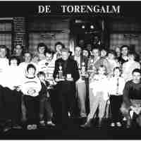 <strong>Cafe De Torengalm - Kampioenschap - Eind jaren 80</strong><br>01-01-1985 - 01-01-1989 ©Herzele in Beeld<br><br><a href='https://www.herzeleinbeeld.be/Foto/2736/Cafe-De-Torengalm---Kampioenschap---Eind-jaren-80'><u>Meer info over de foto</u></a>