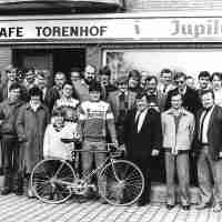 <strong>Tuytschaever Wielrenner - Cafe Torenhof - Jaren 80</strong><br>01-01-1985 - 01-01-1985 ©Herzele in Beeld<br><br><a href='https://www.herzeleinbeeld.be/Foto/2738/Tuytschaever-Wielrenner---Cafe-Torenhof---Jaren-80'><u>Meer info over de foto</u></a>