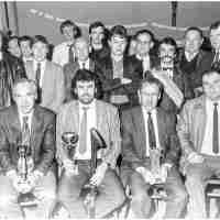 <strong>Vissersclub De Walvissers viert kampioen - Eind jaren 80</strong><br>01-01-1988 - 01-01-1990 ©Herzele in Beeld<br><br><a href='https://www.herzeleinbeeld.be/Foto/2766/Vissersclub-De-Walvissers-viert-kampioen---Eind-jaren-80'><u>Meer info over de foto</u></a>