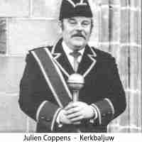 <strong>Julien Coppens - Kerkbaljuw te Borsbeke - Jaren 80</strong><br>1980 ©Herzele in Beeld<br><br><a href='https://www.herzeleinbeeld.be/Foto/2804/Julien-Coppens---Kerkbaljuw-te-Borsbeke---Jaren-80'><u>Meer info over de foto</u></a>