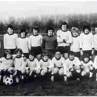 <strong>Jeugd Trainersvrienden - 1975</strong><br>1975 ©Herzele in Beeld<br><br><a href='https://www.herzeleinbeeld.be/Foto/2822/Jeugd-Trainersvrienden---1975'><u>Meer info over de foto</u></a>