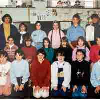 <strong>Vrije basisschool (meisjesschool)  5de en 6de leerjaar  1991-92</strong><br>1991 ©Herzele in Beeld<br><br><a href='https://www.herzeleinbeeld.be/Foto/2830/Vrije-basisschool-(meisjesschool)--5de-en-6de-leerjaar--1991-92'><u>Meer info over de foto</u></a>