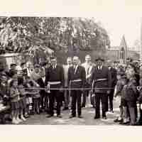 <strong>Inhuldiging Zavelstraat - Sint-Lievens-Esse  -  Jaren 50</strong><br>01-01-1950 - 01-01-1959 ©Herzele in Beeld<br><br><a href='https://www.herzeleinbeeld.be/Foto/2834/Inhuldiging-Zavelstraat---Sint-Lievens-Esse-----Jaren-50'><u>Meer info over de foto</u></a>