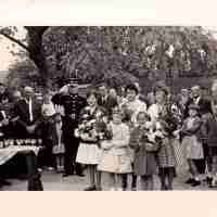 <strong>Inhuldiging Zavelstraat - Sint-Lievens-Esse  -  Jaren 50</strong><br>01-01-1950 ©Herzele in Beeld<br><br><a href='https://www.herzeleinbeeld.be/Foto/2836/Inhuldiging-Zavelstraat---Sint-Lievens-Esse-----Jaren-50'><u>Meer info over de foto</u></a>