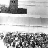 <strong>Grote tent op het kerkplein</strong><br>1972 ©Herzele in Beeld<br><br><a href='https://www.herzeleinbeeld.be/Foto/285/Grote-tent-op-het-kerkplein'><u>Meer info over de foto</u></a>