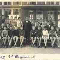 <strong>Geen Hillegem, maar Zottegemse schoolfoto - 1962</strong><br>1962 ©Herzele in Beeld<br><br><a href='https://www.herzeleinbeeld.be/Foto/2876/Geen-Hillegem,-maar-Zottegemse-schoolfoto---1962'><u>Meer info over de foto</u></a>