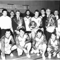 <strong>Volleybalclub Griffoenen - Steenhuize  -  Jaren 90</strong><br>01-01-1991 - 01-01-1995 ©Herzele in Beeld<br><br><a href='https://www.herzeleinbeeld.be/Foto/2883/Volleybalclub-Griffoenen---Steenhuize-----Jaren-90'><u>Meer info over de foto</u></a>