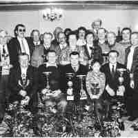 <strong>Café 't Landhuis  -  Wijnhuize  -  Kampioenenviering duivenbond  - Eind jaren 80</strong><br>01-01-1985 - 01-01-1990 ©Herzele in Beeld<br><br><a href='https://www.herzeleinbeeld.be/Foto/2913/Café-t-Landhuis-----Wijnhuize-----Kampioenenviering-duivenbond----Eind-jaren-80'><u>Meer info over de foto</u></a>