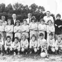<strong>1ste jeugdelftal SV  -  1970</strong><br>1974 ©Herzele in Beeld<br><br><a href='https://www.herzeleinbeeld.be/Foto/2921/1ste-jeugdelftal-SV-----1970'><u>Meer info over de foto</u></a>