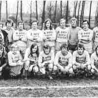 <strong>1ste ploeg SV Ressegem - Begin jaren 70</strong><br>01-01-1970 - 01-01-1973 ©Herzele in Beeld<br><br><a href='https://www.herzeleinbeeld.be/Foto/2923/1ste-ploeg-SV-Ressegem---Begin-jaren-70'><u>Meer info over de foto</u></a>