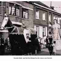 <strong>Kermis statie met het Ros Beiaard en de reuzen van Herzele  </strong><br>01-01-1975 - 01-01-1978 ©Herzele in Beeld<br><br><a href='https://www.herzeleinbeeld.be/Foto/2964/Kermis-statie-met-het-Ros-Beiaard-en-de-reuzen-van-Herzele--'><u>Meer info over de foto</u></a>