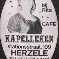 <strong>Café Kapelleken bij Rita - Eind jaren 70</strong><br>01-01-1978 - 01-01-1980 ©Herzele in Beeld<br><br><a href='https://www.herzeleinbeeld.be/Foto/2985/Café-Kapelleken-bij-Rita---Eind-jaren-70'><u>Meer info over de foto</u></a>