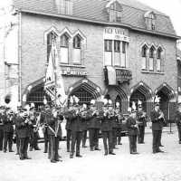 <strong>Fanfare Sint-Cecilia - Herzele 1000 jaar</strong><br>1972 ©Herzele in Beeld<br><br><a href='https://www.herzeleinbeeld.be/Foto/299/Fanfare-Sint-Cecilia---Herzele-1000-jaar'><u>Meer info over de foto</u></a>