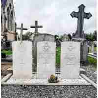 <strong>8 Britse soldaten begraven te Herzele  -  7 dec 1918</strong><br>07-12-1918 ©Herzele in Beeld<br><br><a href='https://www.herzeleinbeeld.be/Foto/2996/8-Britse-soldaten-begraven-te-Herzele-----7-dec-1918'><u>Meer info over de foto</u></a>
