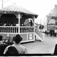 <strong>Herzele 1000 jaar - 1972 - Instrumenten Muziekfanfare</strong><br>01-01-1972 ©Herzele in Beeld<br><br><a href='https://www.herzeleinbeeld.be/Foto/313/Herzele-1000-jaar---1972---Instrumenten-Muziekfanfare'><u>Meer info over de foto</u></a>