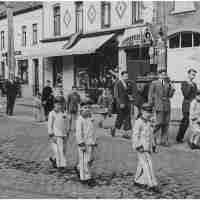 <strong>Processie op de Groenlaan  -  1953</strong><br>1953 ©Herzele in Beeld<br><br><a href='https://www.herzeleinbeeld.be/Foto/3188/Processie-op-de-Groenlaan-----1953'><u>Meer info over de foto</u></a>