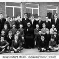 <strong>Leraars Redant, Stevens en onderpastoor Gustaaf Verdonck - Beginjaren 60</strong><br>01-01-1960 - 01-01-1964 ©Herzele in Beeld<br><br><a href='https://www.herzeleinbeeld.be/Foto/3219/Leraars-Redant,-Stevens-en-onderpastoor-Gustaaf-Verdonck---Beginjaren-60'><u>Meer info over de foto</u></a>