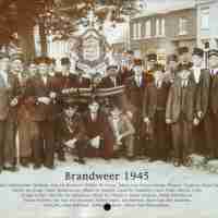 <strong>Brandweer 1945</strong><br>1945 ©Herzele in Beeld<br><br><a href='https://www.herzeleinbeeld.be/Foto/3277/Brandweer-1945'><u>Meer info over de foto</u></a>