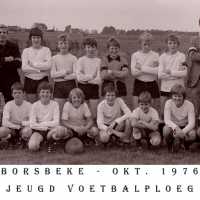 <strong>Jeugdploeg Borsbeke 1976</strong><br>1976 ©Herzele in Beeld<br><br><a href='https://www.herzeleinbeeld.be/Foto/375/Jeugdploeg-Borsbeke-1976'><u>Meer info over de foto</u></a>