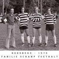 <strong>Voetbalfamilie Schamp Borsbeke</strong><br>1976 ©Herzele in Beeld<br><br><a href='https://www.herzeleinbeeld.be/Foto/378/Voetbalfamilie-Schamp-Borsbeke'><u>Meer info over de foto</u></a>