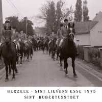 <strong>Sint Hubertusstoet - Sint Lievens Esse - 1975</strong><br> ©Herzele in Beeld<br><br><a href='https://www.herzeleinbeeld.be/Foto/430/Sint-Hubertusstoet---Sint-Lievens-Esse---1975'><u>Meer info over de foto</u></a>