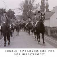 <strong>Sint Hubertusstoet - Sint Lievens Esse - 1975</strong><br> ©Herzele in Beeld<br><br><a href='https://www.herzeleinbeeld.be/Foto/431/Sint-Hubertusstoet---Sint-Lievens-Esse---1975'><u>Meer info over de foto</u></a>