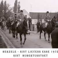 <strong>Sint Hubertusstoet - Sint Lievens Esse - 1975</strong><br> ©Herzele in Beeld<br><br><a href='https://www.herzeleinbeeld.be/Foto/432/Sint-Hubertusstoet---Sint-Lievens-Esse---1975'><u>Meer info over de foto</u></a>