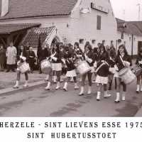 <strong>Sint Hubertusstoet - Sint Lievens Esse - 1975</strong><br> ©Herzele in Beeld<br><br><a href='https://www.herzeleinbeeld.be/Foto/433/Sint-Hubertusstoet---Sint-Lievens-Esse---1975'><u>Meer info over de foto</u></a>