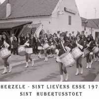 <strong>Sint Hubertusstoet - Sint Lievens Esse - 1975</strong><br> ©Herzele in Beeld<br><br><a href='https://www.herzeleinbeeld.be/Foto/434/Sint-Hubertusstoet---Sint-Lievens-Esse---1975'><u>Meer info over de foto</u></a>