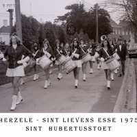 <strong>Sint Hubertusstoet - Sint Lievens Esse - 1975</strong><br> ©Herzele in Beeld<br><br><a href='https://www.herzeleinbeeld.be/Foto/435/Sint-Hubertusstoet---Sint-Lievens-Esse---1975'><u>Meer info over de foto</u></a>