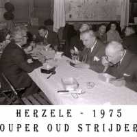 <strong>Oud strijders Souper  -  1975</strong><br> ©Herzele in Beeld<br><br><a href='https://www.herzeleinbeeld.be/Foto/448/Oud-strijders-Souper-----1975'><u>Meer info over de foto</u></a>