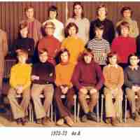 <strong>Sint-Paulusinstituut 4e leerljaar A</strong><br>1973 ©Herzele in Beeld<br><br><a href='https://www.herzeleinbeeld.be/Foto/639/Sint-Paulusinstituut-4e-leerljaar-A'><u>Meer info over de foto</u></a>