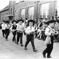 <strong>Borsbeke - Vrije basisschool - schoolfeest  -  1969</strong><br>01-01-1969 ©Herzele in Beeld<br><br><a href='https://www.herzeleinbeeld.be/Foto/689/Borsbeke---Vrije-basisschool---schoolfeest-----1969'><u>Meer info over de foto</u></a>