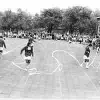 <strong>Borsbeke - Vrije basischool - schoolfeest  -  1969</strong><br> ©Herzele in Beeld<br><br><a href='https://www.herzeleinbeeld.be/Foto/690/Borsbeke---Vrije-basischool---schoolfeest-----1969'><u>Meer info over de foto</u></a>