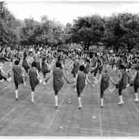 <strong>Borsbeke - Vrije basischool - schoolfeest  -  1969</strong><br> ©Herzele in Beeld<br><br><a href='https://www.herzeleinbeeld.be/Foto/694/Borsbeke---Vrije-basischool---schoolfeest-----1969'><u>Meer info over de foto</u></a>