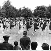 <strong>Borsbeke - Vrije basischool - schoolfeest  -  1969</strong><br> ©Herzele in Beeld<br><br><a href='https://www.herzeleinbeeld.be/Foto/695/Borsbeke---Vrije-basischool---schoolfeest-----1969'><u>Meer info over de foto</u></a>