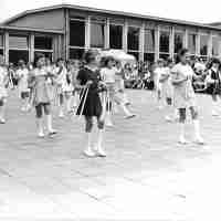 <strong>Borsbeke - Vrije basischool - schoolfeest  -  1969</strong><br> ©Herzele in Beeld<br><br><a href='https://www.herzeleinbeeld.be/Foto/701/Borsbeke---Vrije-basischool---schoolfeest-----1969'><u>Meer info over de foto</u></a>