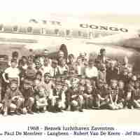 <strong>Borsbeke gemeenteschool  -  Schooluitstap naar Zaventem</strong><br>1968 ©Herzele in Beeld<br><br><a href='https://www.herzeleinbeeld.be/Foto/718/Borsbeke-gemeenteschool-----Schooluitstap-naar-Zaventem'><u>Meer info over de foto</u></a>