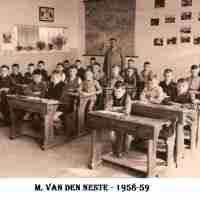 <strong>Klasfoto 1958/59 met Meester Van Den Neste</strong><br>1957 ©Herzele in Beeld<br><br><a href='https://www.herzeleinbeeld.be/Foto/720/Klasfoto-1958/59-met-Meester-Van-Den-Neste'><u>Meer info over de foto</u></a>