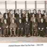 <strong>Afscheid van Directeur Albert Van Den Neste - Schooljaar 1969-1970</strong><br>01-01-1970 ©Herzele in Beeld<br><br><a href='https://www.herzeleinbeeld.be/Foto/738/Afscheid-van-Directeur-Albert-Van-Den-Neste---Schooljaar-1969-1970'><u>Meer info over de foto</u></a>