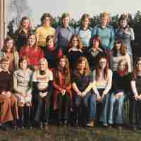 <strong>6e jaar handel - Sint-Lutgardis - 1975</strong><br>1975 ©Mia Hutsebaut<br><br><a href='https://www.herzeleinbeeld.be/Foto/767/6e-jaar-handel---Sint-Lutgardis---1975'><u>Meer info over de foto</u></a>