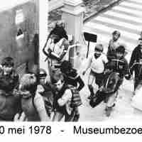 <strong>Museumbezoek te Blankenberge  -  1978</strong><br>20-05-1978 ©Herzele in Beeld<br><br><a href='https://www.herzeleinbeeld.be/Foto/770/Museumbezoek-te-Blankenberge-----1978'><u>Meer info over de foto</u></a>