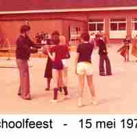 <strong>Klasfoto  - Schoolfeest  Sint-Paulus  -  1977</strong><br>1977 ©Herzele in Beeld<br><br><a href='https://www.herzeleinbeeld.be/Foto/772/Klasfoto----Schoolfeest--Sint-Paulus-----1977'><u>Meer info over de foto</u></a>