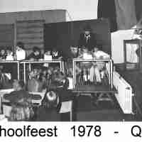 <strong>Klasfoto - Schoolfeest Sint-Paulus  -  1978</strong><br>1978 ©Herzele in Beeld<br><br><a href='https://www.herzeleinbeeld.be/Foto/773/Klasfoto---Schoolfeest-Sint-Paulus-----1978'><u>Meer info over de foto</u></a>