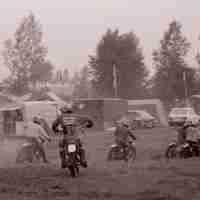 <strong>Motocross op terrein Hof ter Goten  -  1974 + 75</strong><br> ©Herzele in Beeld<br><br><a href='https://www.herzeleinbeeld.be/Foto/804/Motocross-op-terrein-Hof-ter-Goten-----1974-+-75'><u>Meer info over de foto</u></a>