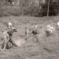 <strong>Motocross op terrein Hof ter Goten  -  1974 + 75</strong><br> ©Herzele in Beeld<br><br><a href='https://www.herzeleinbeeld.be/Foto/819/Motocross-op-terrein-Hof-ter-Goten-----1974-+-75'><u>Meer info over de foto</u></a>