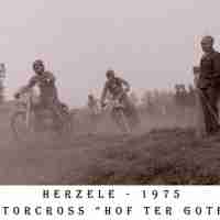 <strong>Motocross op terrein Hof ter Goten  -  1974 + 75</strong><br> ©Herzele in Beeld<br><br><a href='https://www.herzeleinbeeld.be/Foto/830/Motocross-op-terrein-Hof-ter-Goten-----1974-+-75'><u>Meer info over de foto</u></a>